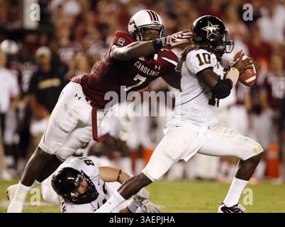 24. September 2011 – Columbia, SC, USA – South Carolina Defensive End Jadeveon Clowney (7) entführt Vanderbilt Quarterback Larry Smith (10) und verursacht einen Fumble während der zweiten Halbzeit im Williams-Brice Stadium in Columbia, South Carolina, Samstag, den 24. September 2011. South Carolina besiegte Vanderbilt mit 21:3. (Kreditbild: © Tracy Glantz/The State/MCT/ZUMAPRESS.com) Stockfoto