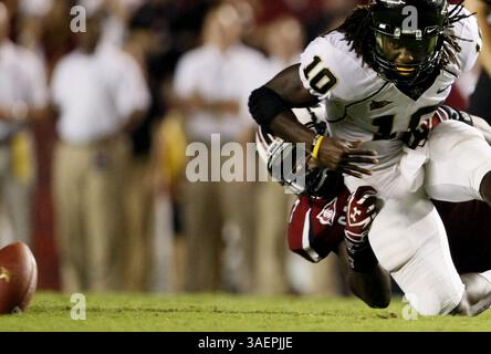 24. September 2011 – Columbia, SC, USA – Jadevon Clowney aus South Carolina entführt Vanderbilt-Quarterback Larry Smith (10) und zwingt im zweiten Quartal einen Fumble im William-Brice Stadium in Columbia, South Carolina, Samstag, 24. September 2011. South Carolina besiegte Vanderbilt mit 21:3. (Bild: © C. Aluka Berry/The State/MCT/ZUMAPRESS.com) Stockfoto