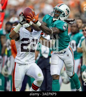 25. September 2011 - Cleveland, OH, USA - der Miami Dolphins Wide Receiver Clyde Gates, rechts, fängt diesen Ball bei der letzten Fahrt aus 2011 dem Gleichgewicht, als er im vierten Quartal im Cleveland Browns Stadium in Cleveland, Ohio, vom Cleveland Browns Buster Skrine gedeckt wird. Die Browns besiegten die Delfine mit 17:16. (Bild: © Joe Rimkus Jr/Miami Herald/MCT/ZUMAPRESS.com) Stockfoto