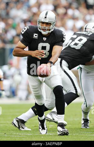 25. September 2011: Jason Campbell (8), Quarterback der Oakland Raiders, übergibt den Fußball während des NFL-Fußballspiels zwischen den Oakland Raiders und den New York Jets im O.Co Coliseum in Oakland, Kalifornien. (Kreditbild: © Christopher Trim/Cal Sport Media/ZUMAPRESS.com) Stockfoto