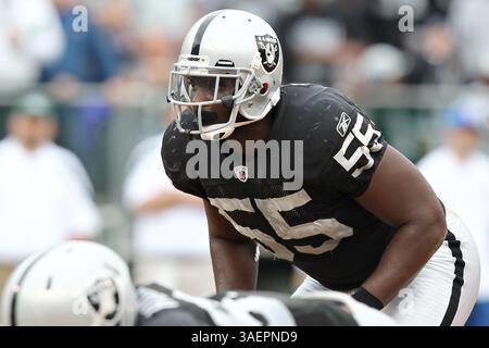 25. September 2011: Linebacker Rolando McClain (55) blickt während des NFL-Fußballspiels zwischen den Oakland Raiders und den New York Jets im O.Co Coliseum in Oakland, Kalifornien, ins Hinterfeld. Die Oakland Raiders besiegten die New York Jets 34 zu 24. (Bild: © Christopher Trim/Cal Sport Media/ZUMAPRESS.com) Stockfoto