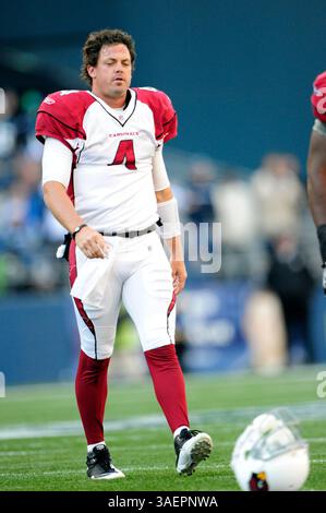 September 2011. . Kevin Kolb #4, Quarterback der Arizona Cardinals, holt seinen Helm während eines Spiels gegen die Seattle Seahawks im CenturyLink Field in Seattle, WA. . Seahawks besiegen die Kardinäle 13 - 10. George Holland / Cal Sport Media. (Bild: © George Holland/Cal Sport Media/ZUMAPRESS.com) Stockfoto