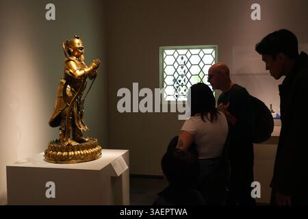 New York, USA, 5. April 2025. Am 5. April 2025 in New York City besuchen die Menschen eine umfassende Sammlung chinesischer Bronzen aus dem 12. Bis 19. Jahrhundert im Metropolitan Museum of Art (The Met). Die Ausstellung unter dem Motto „Neugestaltung der Vergangenheit: Die Kunst der chinesischen Bronzen, 1100-1900“ wird vom Shanghai Museum und der Met gemeinsam organisiert und zeigt mehr als 200 Sammlungen, die während der Song-Dynastie (960-1279) bis zur Qing-Dynastie (1644-1911) entstanden sind. Quelle: Liao Pan/China News Service/Alamy Live News Stockfoto