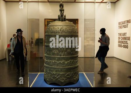 New York, USA, 5. April 2025. Am 5. April 2025 in New York City besuchen die Menschen eine umfassende Sammlung chinesischer Bronzen aus dem 12. Bis 19. Jahrhundert im Metropolitan Museum of Art (The Met). Die Ausstellung unter dem Motto „Neugestaltung der Vergangenheit: Die Kunst der chinesischen Bronzen, 1100-1900“ wird vom Shanghai Museum und der Met gemeinsam organisiert und zeigt mehr als 200 Sammlungen, die während der Song-Dynastie (960-1279) bis zur Qing-Dynastie (1644-1911) entstanden sind. Quelle: Liao Pan/China News Service/Alamy Live News Stockfoto