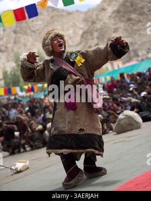 September 2011 - Ladakh, Indien - Ein lebendiger und fröhlicher Tanz der jungen Nomaden aus der Wüste Changthang beim Ladakh Festival. Diese Nomaden sind Hirten der Paschmina-Wolle und leben in sparsamen Zelten und leben in den Wüstenplateaus des Himalaya, die sich von Ladakh bis nach Tibet erstrecken. (Bild: © Jaina Mishra/ZUMAPRESS.com) Stockfoto