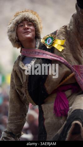 September 2011 - Ladakh, Indien - Ein lebendiger und fröhlicher Tanz der jungen Nomaden aus der Wüste Changthang beim Ladakh Festival. Diese Nomaden sind Hirten der Paschmina-Wolle und leben in sparsamen Zelten und leben in den Wüstenplateaus des Himalaya, die sich von Ladakh bis nach Tibet erstrecken. (Bild: © Jaina Mishra/ZUMAPRESS.com) Stockfoto