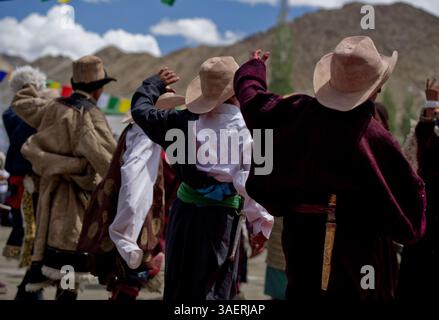 September 2011 - Ladakh, Indien - Ein lebendiger und fröhlicher Tanz der jungen Nomaden aus der Wüste Changthang beim Ladakh Festival. Diese Nomaden sind Hirten der Paschmina-Wolle und leben in sparsamen Zelten und leben in den Wüstenplateaus des Himalaya, die sich von Ladakh bis nach Tibet erstrecken. (Bild: © Jaina Mishra/ZUMAPRESS.com) Stockfoto