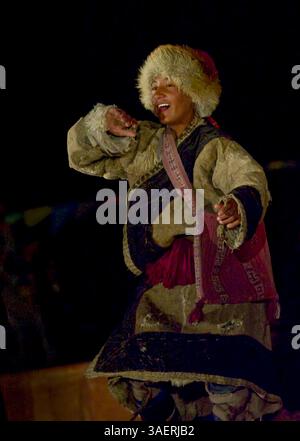 September 2011 - Ladakh, Indien - Ein lebendiger und fröhlicher Tanz der jungen Nomaden aus der Wüste Changthang beim Ladakh Festival. Diese Nomaden sind Hirten der Paschmina-Wolle und leben in sparsamen Zelten und leben in den Wüstenplateaus des Himalaya, die sich von Ladakh bis nach Tibet erstrecken. (Bild: © Jaina Mishra/ZUMAPRESS.com) Stockfoto
