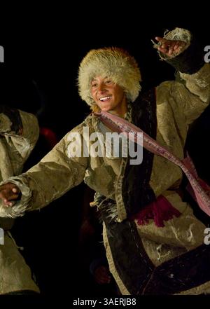 September 2011 - Ladakh, Indien - Ein lebendiger und fröhlicher Tanz der jungen Nomaden aus der Wüste Changthang beim Ladakh Festival. Diese Nomaden sind Hirten der Paschmina-Wolle und leben in sparsamen Zelten und leben in den Wüstenplateaus des Himalaya, die sich von Ladakh bis nach Tibet erstrecken. (Bild: © Jaina Mishra/ZUMAPRESS.com) Stockfoto