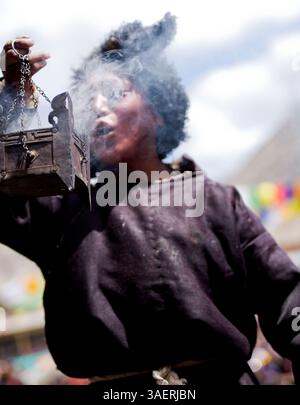 September 2011 - Ladakh, Indien - Ein lebendiger und fröhlicher Tanz der jungen Nomaden aus der Wüste Changthang beim Ladakh Festival. Diese Nomaden sind Hirten der Paschmina-Wolle und leben in sparsamen Zelten und leben in den Wüstenplateaus des Himalaya, die sich von Ladakh bis nach Tibet erstrecken. (Bild: © Jaina Mishra/ZUMAPRESS.com) Stockfoto