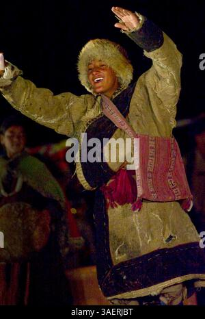 September 2011 - Ladakh, Indien - Ein lebendiger und fröhlicher Tanz der jungen Nomaden aus der Wüste Changthang beim Ladakh Festival. Diese Nomaden sind Hirten der Paschmina-Wolle und leben in sparsamen Zelten und leben in den Wüstenplateaus des Himalaya, die sich von Ladakh bis nach Tibet erstrecken. (Bild: © Jaina Mishra/ZUMAPRESS.com) Stockfoto