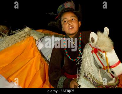 September 2011 - Ladakh, Indien - Ein lebendiger und fröhlicher Tanz der jungen Nomaden aus der Wüste Changthang beim Ladakh Festival. Diese Nomaden sind Hirten der Paschmina-Wolle und leben in sparsamen Zelten und leben in den Wüstenplateaus des Himalaya, die sich von Ladakh bis nach Tibet erstrecken. (Bild: © Jaina Mishra/ZUMAPRESS.com) Stockfoto