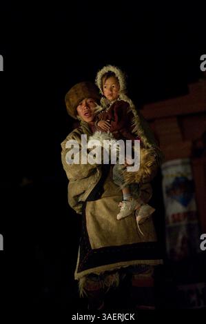 September 2011 - Ladakh, Indien - Ein lebendiger und fröhlicher Tanz der jungen Nomaden aus der Wüste Changthang beim Ladakh Festival. Diese Nomaden sind Hirten der Paschmina-Wolle und leben in sparsamen Zelten und leben in den Wüstenplateaus des Himalaya, die sich von Ladakh bis nach Tibet erstrecken. (Bild: © Jaina Mishra/ZUMAPRESS.com) Stockfoto