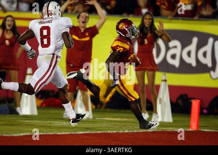 29. Oktober 2011: USC Trojans Running Back Curtis McNeal #22 erzielt einen Touchdown während des NCAA College Football Spiels gegen den Stanford Cardinal im Los Angeles Memorial Coliseum in Los Angeles, Kalifornien. Stanford gewann 56-48 in dreifacher Überstunde. (Kreditbild: © Charles Baus/Cal Sport Media/ZUMAPRESS.com) Stockfoto