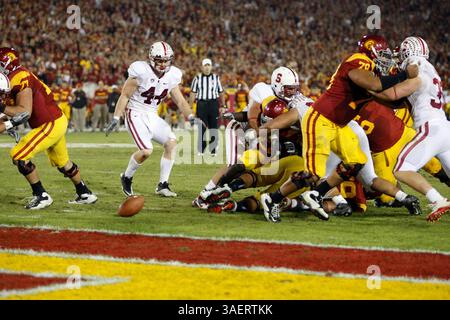 29. Oktober 2011: USC Trojans Running Back Curtis McNeal #22 fummelt den Ball in die Endzone während der dritten Überstunden des NCAA College Football Spiels gegen den Stanford Cardinal im Los Angeles Memorial Coliseum in Los Angeles, Kalifornien. Stanford gewann 56-48 in dreifacher Überstunde. (Kreditbild: © Charles Baus/Cal Sport Media/ZUMAPRESS.com) Stockfoto