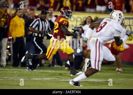 29. Oktober 2011: USC Trojans Running Back Curtis McNeal #22 erzielt einen Touchdown während des NCAA College Football Spiels gegen den Stanford Cardinal im Los Angeles Memorial Coliseum in Los Angeles, Kalifornien. Stanford gewann 56-48 in dreifacher Überstunde. (Kreditbild: © Charles Baus/Cal Sport Media/ZUMAPRESS.com) Stockfoto