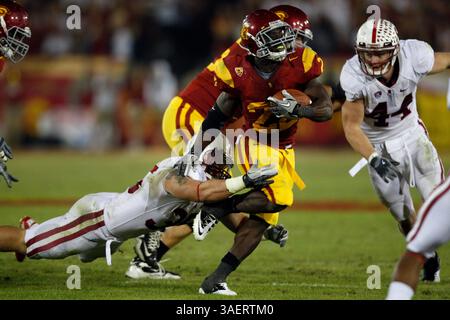 29. Oktober 2011: Die USC Trojans rennen Curtis McNeal #22 in Aktion während des NCAA College Football Spiels gegen den Stanford Cardinal im Los Angeles Memorial Coliseum in Los Angeles, Kalifornien. Stanford gewann 56-48 in dreifacher Überstunde. (Kreditbild: © Charles Baus/Cal Sport Media/ZUMAPRESS.com) Stockfoto