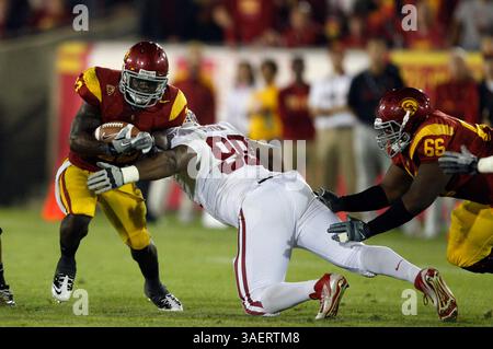 29. Oktober 2011: Die USC Trojans rennen Curtis McNeal #22 in Aktion während des NCAA College Football Spiels gegen den Stanford Cardinal im Los Angeles Memorial Coliseum in Los Angeles, Kalifornien. Stanford gewann 56-48 in dreifacher Überstunde. (Kreditbild: © Charles Baus/Cal Sport Media/ZUMAPRESS.com) Stockfoto