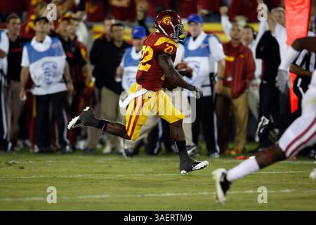 29. Oktober 2011: USC Trojans Running Back Curtis McNeal #22 erzielt einen Touchdown während des NCAA College Football Spiels gegen den Stanford Cardinal im Los Angeles Memorial Coliseum in Los Angeles, Kalifornien. Stanford gewann 56-48 in dreifacher Überstunde. (Kreditbild: © Charles Baus/Cal Sport Media/ZUMAPRESS.com) Stockfoto