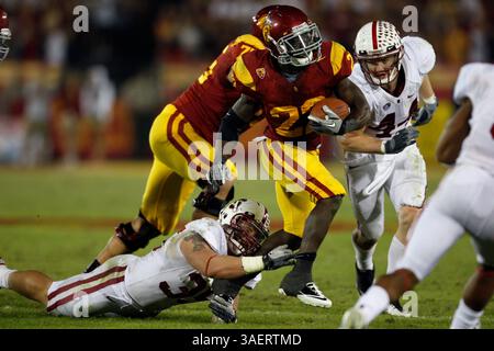 29. Oktober 2011: Die USC Trojans rennen Curtis McNeal #22 in Aktion während des NCAA College Football Spiels gegen den Stanford Cardinal im Los Angeles Memorial Coliseum in Los Angeles, Kalifornien. Stanford gewann 56-48 in dreifacher Überstunde. (Kreditbild: © Charles Baus/Cal Sport Media/ZUMAPRESS.com) Stockfoto
