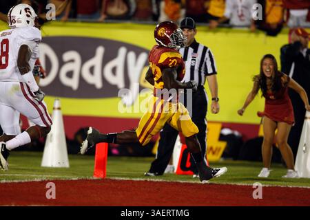 29. Oktober 2011: USC Trojans Running Back Curtis McNeal #22 erzielt einen Touchdown während des NCAA College Football Spiels gegen den Stanford Cardinal im Los Angeles Memorial Coliseum in Los Angeles, Kalifornien. Stanford gewann 56-48 in dreifacher Überstunde. (Kreditbild: © Charles Baus/Cal Sport Media/ZUMAPRESS.com) Stockfoto