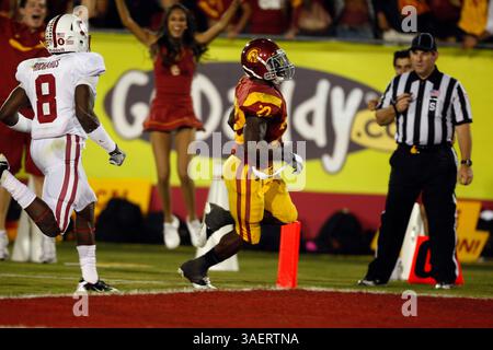 29. Oktober 2011: USC Trojans Running Back Curtis McNeal #22 erzielt einen Touchdown während des NCAA College Football Spiels gegen den Stanford Cardinal im Los Angeles Memorial Coliseum in Los Angeles, Kalifornien. Stanford gewann 56-48 in dreifacher Überstunde. (Kreditbild: © Charles Baus/Cal Sport Media/ZUMAPRESS.com) Stockfoto