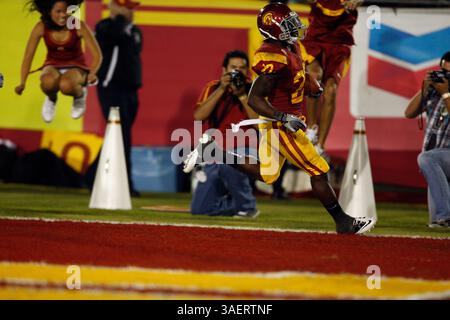 29. Oktober 2011: USC Trojans Running Back Curtis McNeal #22 erzielt einen Touchdown während des NCAA College Football Spiels gegen den Stanford Cardinal im Los Angeles Memorial Coliseum in Los Angeles, Kalifornien. Stanford gewann 56-48 in dreifacher Überstunde. (Kreditbild: © Charles Baus/Cal Sport Media/ZUMAPRESS.com) Stockfoto
