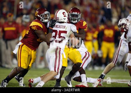 29. Oktober 2011: Der USC Trojans Running Back Curtis McNeal #22 trägt den Ball und wird von Stanford Cardinal Linebacker Jarek Lancaster #35 während des NCAA College Football Spiels zwischen den USC Trojans und dem Stanford Cardinal im Los Angeles Memorial Coliseum in Los Angeles, Kalifornien, angegriffen. Stanford gewann 56-48 in dreifacher Überstunde. (Kreditbild: © Charles Baus/Cal Sport Media/ZUMAPRESS.com) Stockfoto