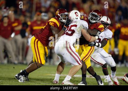 29. Oktober 2011: Der USC Trojans Running Back Curtis McNeal #22 trägt den Ball und wird von Stanford Cardinal Linebacker Jarek Lancaster #35 während des NCAA College Football Spiels zwischen den USC Trojans und dem Stanford Cardinal im Los Angeles Memorial Coliseum in Los Angeles, Kalifornien, angegriffen. Stanford gewann 56-48 in dreifacher Überstunde. (Kreditbild: © Charles Baus/Cal Sport Media/ZUMAPRESS.com) Stockfoto