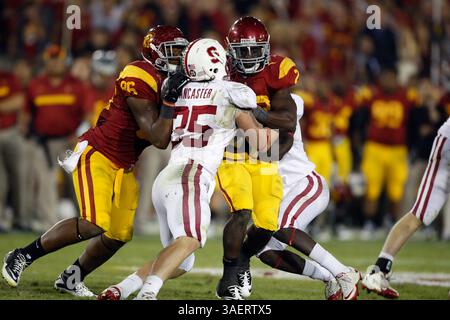 29. Oktober 2011: Der USC Trojans Running Back Curtis McNeal #22 trägt den Ball und wird von Stanford Cardinal Linebacker Jarek Lancaster #35 während des NCAA College Football Spiels zwischen den USC Trojans und dem Stanford Cardinal im Los Angeles Memorial Coliseum in Los Angeles, Kalifornien, angegriffen. Stanford gewann 56-48 in dreifacher Überstunde. (Kreditbild: © Charles Baus/Cal Sport Media/ZUMAPRESS.com) Stockfoto