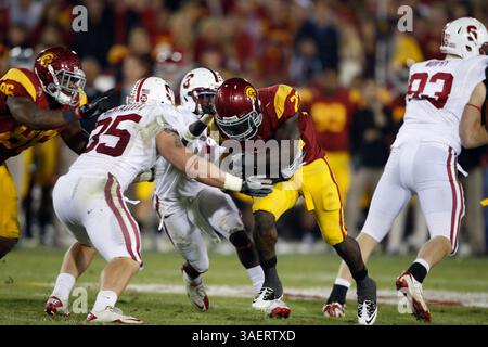 29. Oktober 2011: Der USC Trojans Running Back Curtis McNeal #22 trägt den Ball und wird von Stanford Cardinal Linebacker Jarek Lancaster #35 während des NCAA College Football Spiels zwischen den USC Trojans und dem Stanford Cardinal im Los Angeles Memorial Coliseum in Los Angeles, Kalifornien, angegriffen. Stanford gewann 56-48 in dreifacher Überstunde. (Kreditbild: © Charles Baus/Cal Sport Media/ZUMAPRESS.com) Stockfoto