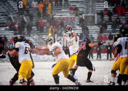 29. Oktober 2011: Der Quarterback Geno Smith (12) aus West Virginia kommt an den Wide Receiver Tyler Urban (89) während eines Big East Rival Football Spiels zwischen den Rutgers Scarlet Knights und den University of West Virginia Mountaineers im HighPoint Solutions Stadium in Piscataway, New Jersey. West Virginia besiegte Rutgers 41–31. (Bild: © Duncan Williams/Cal Sport Media/ZUMAPRESS.com) Stockfoto