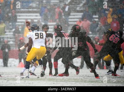 29. Oktober 2011: Rutgers' Quarterback Gary Nova (15) versucht im HighPoint Solutions Stadium in Piscataway, New Jersey, einen Pass zwischen den Rutgers Scarlet Knights und den University of West Virginia Mountaineers. West Virginia besiegte Rutgers 41–31. (Bild: © Duncan Williams/Cal Sport Media/ZUMAPRESS.com) Stockfoto
