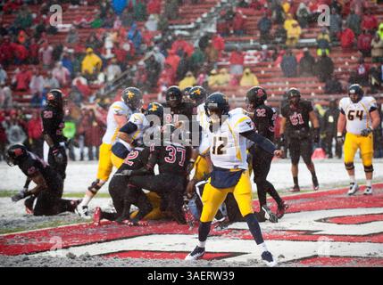 29. Oktober 2011: Der Quarterback Geno Smith aus West Virginia (12) reagierte nach dem Touchdown von Shawne Alston (20) bei einem Big East Rival Football Spiel zwischen den Rutgers Scarlet Knights und den University of West Virginia Mountaineers im HighPoint Solutions Stadium in Piscataway, New Jersey. West Virginia besiegte Rutgers 41–31. (Bild: © Duncan Williams/Cal Sport Media/ZUMAPRESS.com) Stockfoto