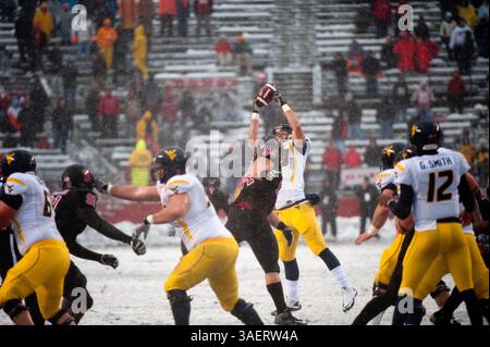29. Oktober 2011: Der Quarterback Geno Smith (12) aus West Virginia kommt an den Wide Receiver Tyler Urban (89) während eines Big East Rival Football Spiels zwischen den Rutgers Scarlet Knights und den University of West Virginia Mountaineers im HighPoint Solutions Stadium in Piscataway, New Jersey. West Virginia besiegte Rutgers 41–31. (Bild: © Duncan Williams/Cal Sport Media/ZUMAPRESS.com) Stockfoto