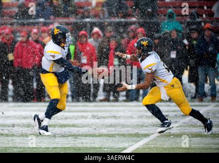 29. Oktober 2011: West Virginias Quarterback Geno Smith (12) gibt in der ersten Halbzeit den Running Back Dustin Garrison (29) bei einem Big East Rival Football Spiel zwischen den Rutgers Scarlet Knights und den University of West Virginia Mountaineers im HighPoint Solutions Stadium in Piscataway, New Jersey ab. West Virginia besiegte Rutgers 41–31. (Bild: © Duncan Williams/Cal Sport Media/ZUMAPRESS.com) Stockfoto