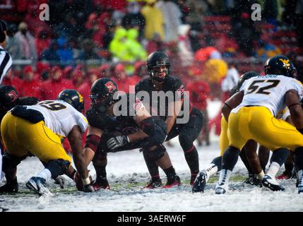 29. Oktober 2011: Rutgers' Quarterback Gary Nova (15) ruft Signale während eines Big East Rival Football Spiels zwischen den Rutgers Scarlet Knights und den University of West Virginia Mountaineers im HighPoint Solutions Stadium in Piscataway, New Jersey. West Virginia besiegte Rutgers 41–31. (Bild: © Duncan Williams/Cal Sport Media/ZUMAPRESS.com) Stockfoto