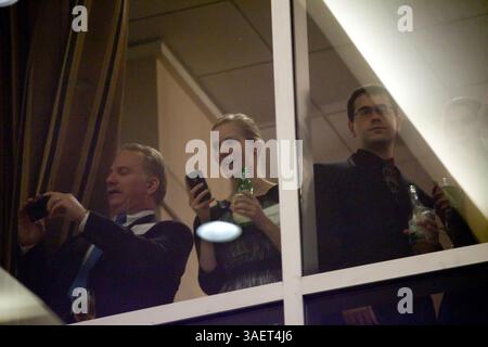 November 2011 - Seattle, Washington, USA - Gäste im Seattle Sheraton beobachten, wie Demonstranten das Hotel während der Proteste von Occupy Seattle umgeben. Hunderte von Demonstranten kamen gegen Jamie Dimon, CEO von JPMorgan Chase, der eine Rede im Seattle Sheraton für die Foster School of Business der University of Washington hielt. (Bild: © David Ryder/ZUMAPRESS.com) Stockfoto