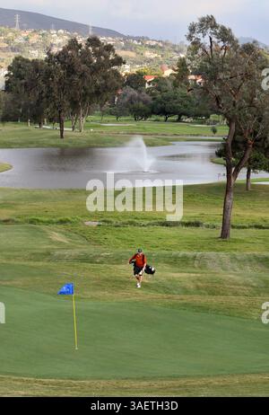 November 2011 - Carlsbad - 18. November 2011, Carlsbad, Kalifornien, USA |auf dem kürzlich renovierten Golfplatz La Costa Resort läuft ein Golfer in Richtung 18. Grün, das nun einen neuen See auf seinem Fairway hat, wie in der Ferne gezeigt.| Foto: CHARLIE NEUMAN/San Diego Union-Tribune/ZUMA Press. (Bild: © The San Diego Union-Tribune/ZUMAPRESS.com) Stockfoto