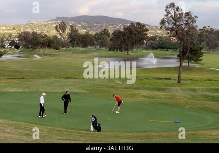 18. November 2011 - Carlsbad - 18. November 2011, Carlsbad, Kalifornien, USA |auf dem kürzlich renovierten Golfplatz La Costa Resort Golfspieler Putt am 18. Grün, das auf beiden Seiten des Fairways neue Seen hat, wie in der Entfernung oben links gezeigt.| Foto: CHARLIE NEUMAN/San Diego Union-Tribune/ZUMA Press. (Bild: © The San Diego Union-Tribune/ZUMAPRESS.com) Stockfoto