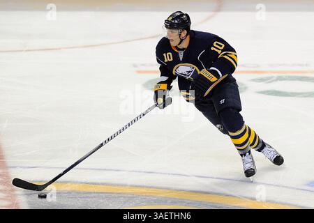 23. November 2011: Christian Ehrhoff (10), Verteidiger der Buffalo Sabres, stürzt während der dritten Phase eines NHL-Spiels zwischen den Buffalo Sabres und den Boston Bruins im First Niagara Center in Buffalo, New York. (Bild: © Rich Barnes/Cal Sport Media/ZUMAPRESS.com) Stockfoto