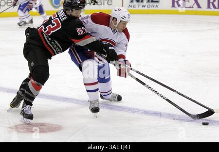 23. November 2011: Raleigh, North Carolina, USA: Die Carolina Hurricanes' Jeff Skinner (53) und die Montreal Canadiens' Travis Moen (32) kämpfen am Mittwoch, 23. November 2011 im RBC Center in Raleigh North Carolina um den Puck. (Foto: © Chris Seward/Raleigh News & Observer/MCT/ZUMAPRESS.com) Stockfoto