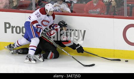 23. November 2011: Raleigh, NC, USA - die Carolina Hurricanes' Chad Larose (59) und die Montreal Canadiens' Travis Moen (32) kämpfen am Mittwoch, 23. November 2011 im RBC Center in Raleigh North Carolina um den Puck. (Foto: © Chris Seward/Raleigh News & Observer/MCT/ZUMAPRESS.com) Stockfoto
