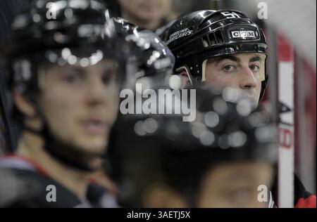 23. November 2011 - Raleigh, NC, USA - Tomas Kaberle (51) der Carolina Hurricanes, rechts, beobachtet die Action von der Bank aus während der ersten Phase eines NHL-Spiels im RBC Center in Raleigh, North Carolina am Mittwoch, 23. November 2011. (Foto: © Chris Seward/Raleigh News & Observer/MCT/ZUMAPRESS.com) Stockfoto