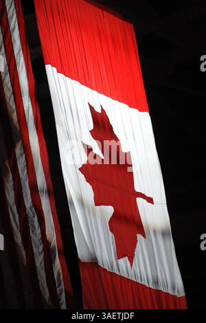 November 2011: Raleigh, North Carolina, USA S - der Scheinwerfer leuchtet auf die kanadische Flagge. Canadiens besiegte die Hurricanes 4-3 im RBC Center in Raleigh North Carolina. (Bild: © Anthony Barham/Southcreek/ZUMAPRESS.com) Stockfoto