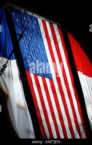 November 2011: Raleigh, North Carolina, USA S - der Scheinwerfer leuchtet auf die amerikanische Flagge. Canadiens besiegte die Hurricanes 4-3 im RBC Center in Raleigh North Carolina. (Bild: © Anthony Barham/Southcreek/ZUMAPRESS.com) Stockfoto