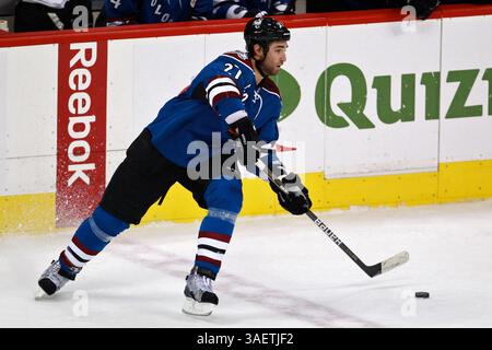 November 2011 – Denver, Colorado, USA Kyle Quincey (27) kontrolliert den Puck in der zweiten Phase gegen die Vancouver Canucks. Nach zwei Perioden führt Vancouver 2:0. Die Colorado Avalanche beherbergte die Vancouver Canucks im Pepsi Center in Denver, CO. (Credit Image: © Isaiah Downing/Southcreek/ZUMApress.com) Stockfoto