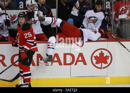 23. November 2011: Newark, New Jersey, USA: New Jersey Devils Right Wing Cam Janssen (25) schlägt Columbus Blue Jackets Right Wing Derek Dorsett (15) in seine eigene Bank während des NHL-Spiels zwischen den Columbus Blue Jackets und den New Jersey Devils im Prudential Center in Newark, New Jersey. (Bild: © Vinny Carchietta/Southcreek/ZUMAPRESS.com) Stockfoto