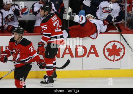 23. November 2011: Newark, New Jersey, USA: New Jersey Devils Right Wing Cam Janssen (25) schlägt Columbus Blue Jackets Right Wing Derek Dorsett (15) in seine eigene Bank während des NHL-Spiels zwischen den Columbus Blue Jackets und den New Jersey Devils im Prudential Center in Newark, New Jersey. (Bild: © Vinny Carchietta/Southcreek/ZUMAPRESS.com) Stockfoto