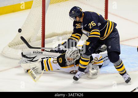 23. November 2011: Buffalo Sabres Linksflügel Thomas Vanek (26) trifft während der dritten Phase eines NHL-Spiels zwischen den Buffalo Sabres und den Boston Bruins im First Niagara Center in Buffalo, New York, auf den Boston Bruins Torwart Tim Thomas (30). (Bild: © Rich Barnes/Cal Sport Media/ZUMAPRESS.com) Stockfoto